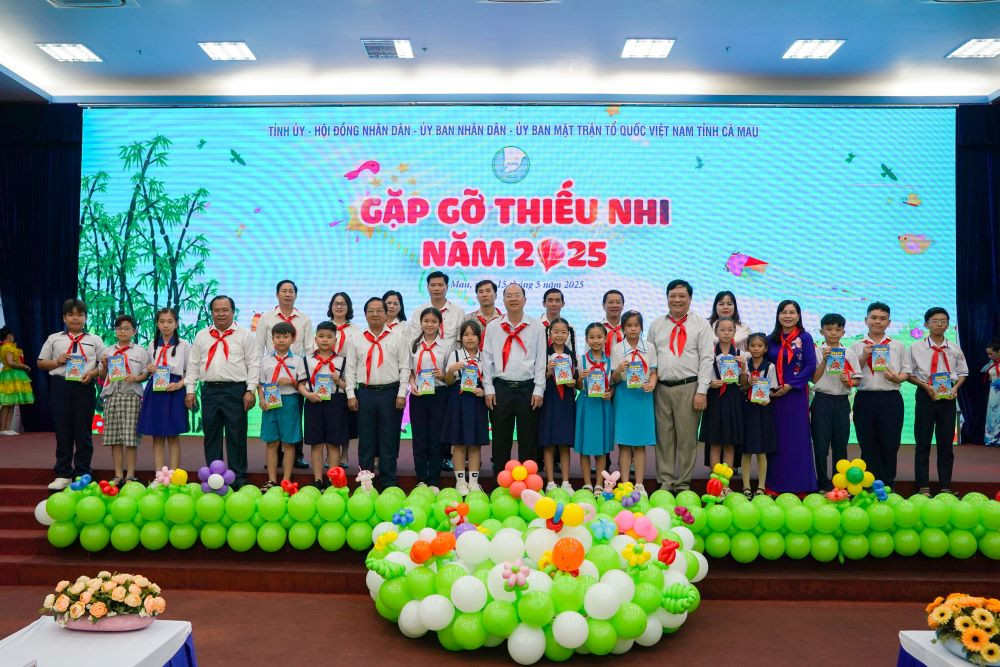 Lãnh đạo tỉnh Cà Mau chụp ảnh lưu niệm cùng thiếu nhi.