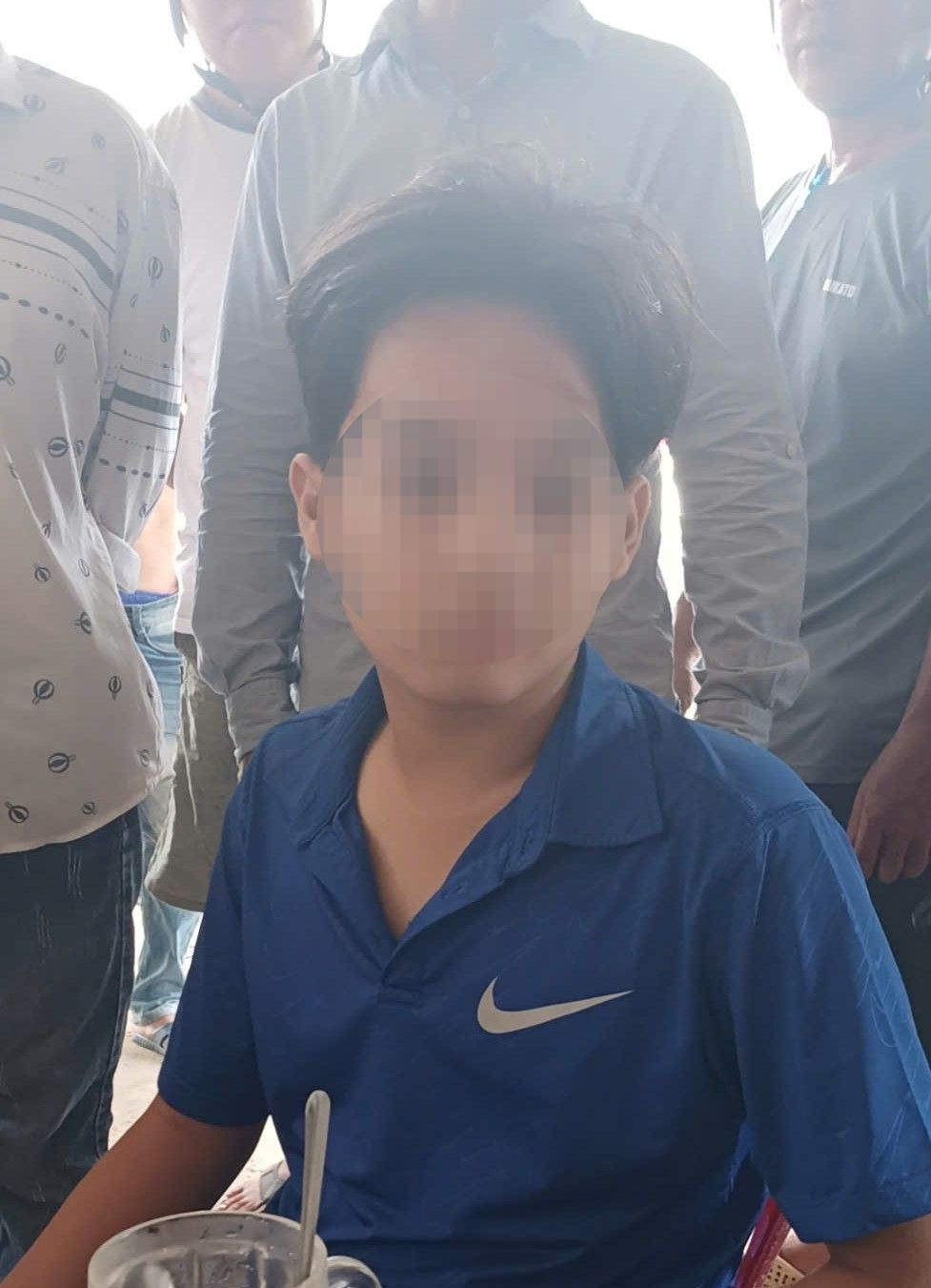 Cháu B được ngư dân cứu khi trôi dạt trên biển. Cháu B được ngư dân cứu khi trôi dạt trên biển.