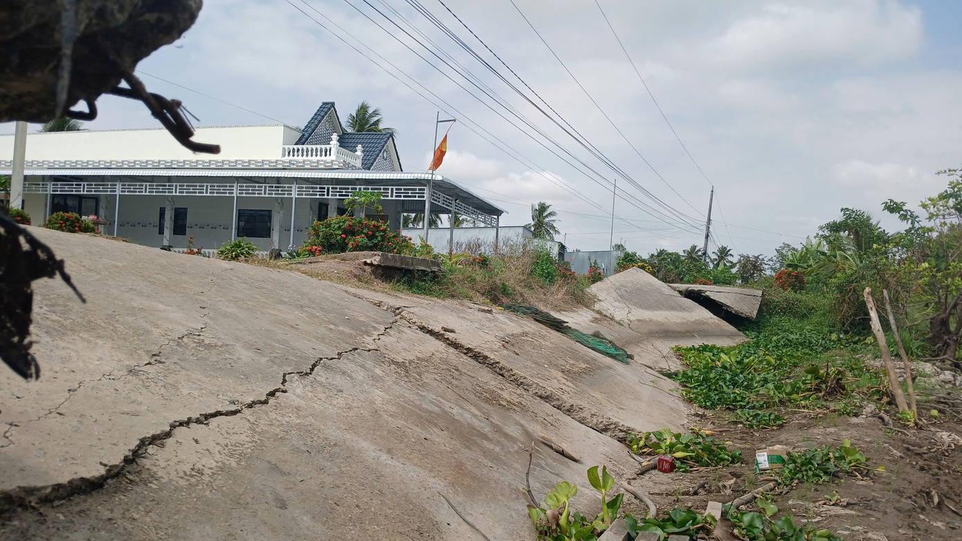 Năm 2024, tuyến bờ Nam kênh Quảng Hảo (ấp Bình Minh 2, xã Trần Hợi, huyện Trần Văn Thời) là “điểm nóng” về sụt lún đất do khô hạn, tuyến đường dọc kênh cũng bị chia cắt với nhiều điểm sạt lở.