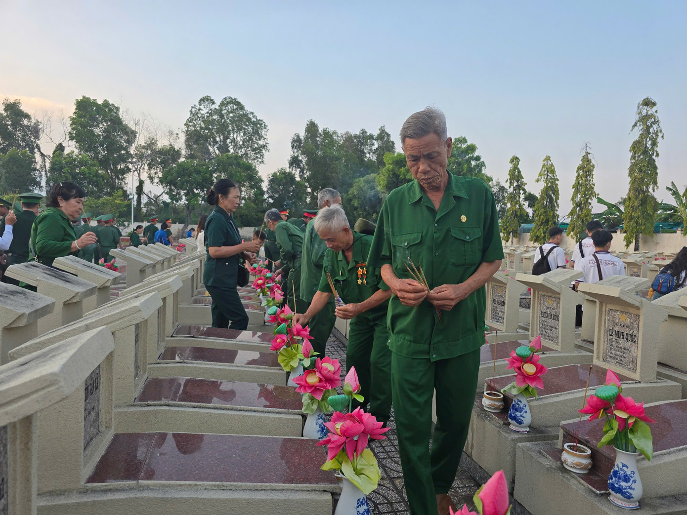 Đại biểu thắp hương cho các liệt sĩ.