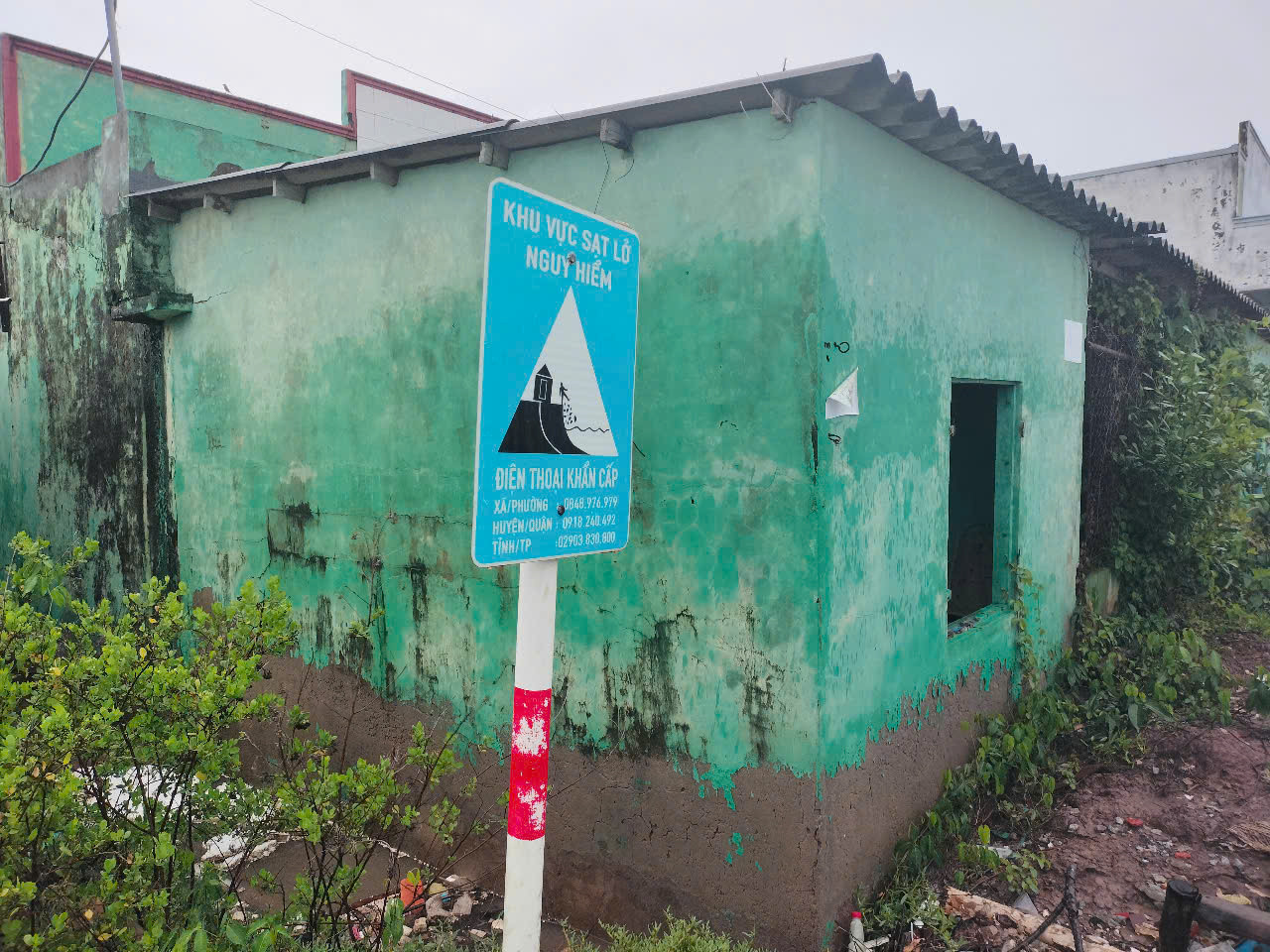 Nhiều gia đình phải bỏ nhà dời đi nơi khác sinh sống.