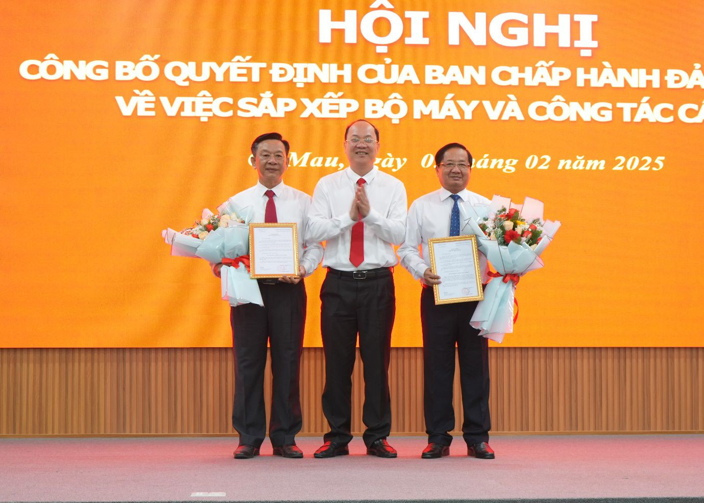 Bí thư Tỉnh ủy Nguyễn Hồ Hải trao quyết định phân công ông Hồ Trung Việt (bên trái) giữ chức vụ Trưởng Ban Tuyên giáo và Dân vận Tỉnh ủy và trao quyết định phân công ông Lê Thanh Triều giữ chức Chủ tịch UBMTTQVN tỉnh nhiệm kỳ 2024 – 2029 chuyên trách.