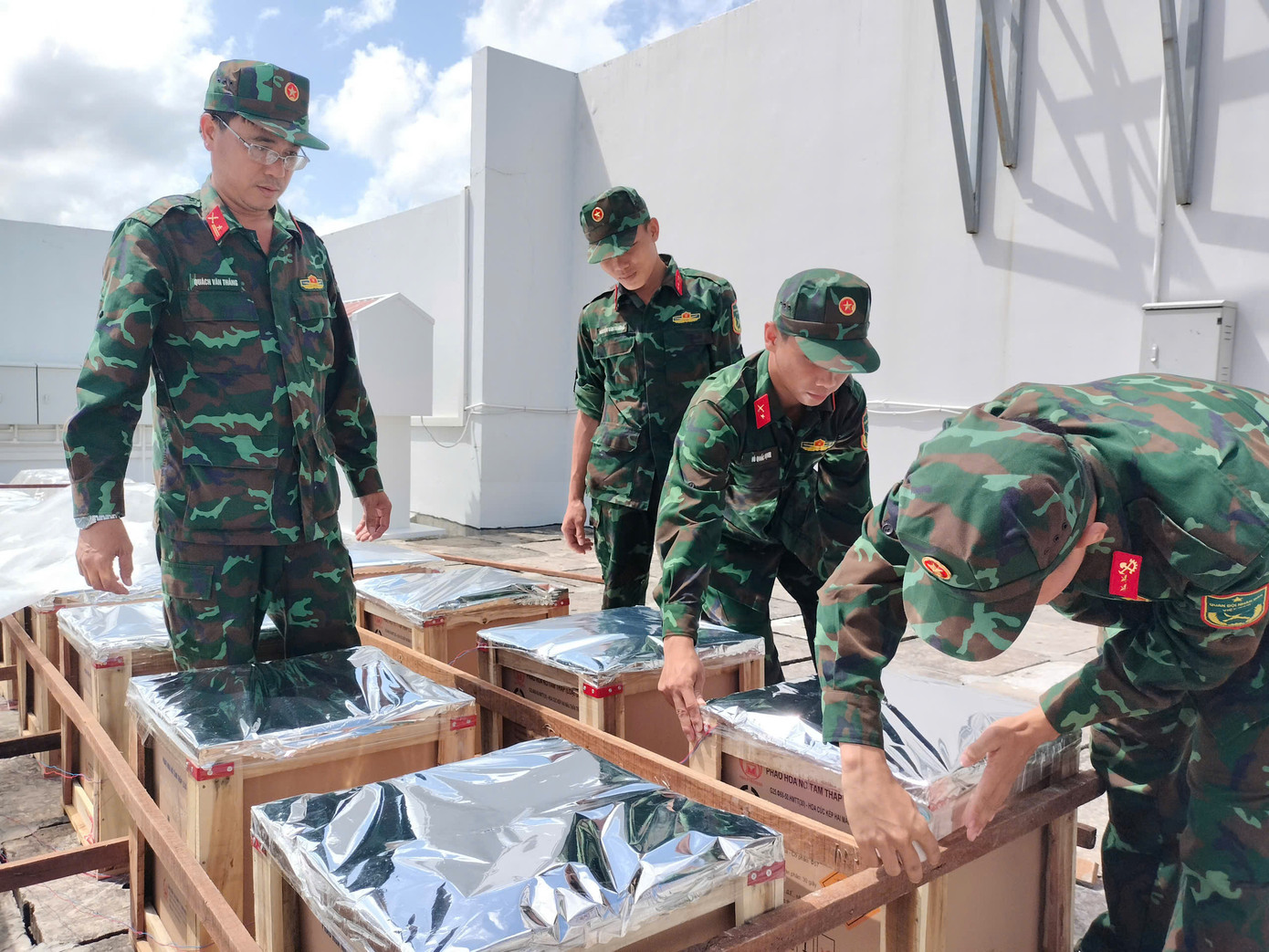 Việc thực hiện bắn pháo hoa mừng sự kiện thành lập tỉnh Cà Mau mới do Bộ Chỉ huy quân sự tỉnh thực hiện.