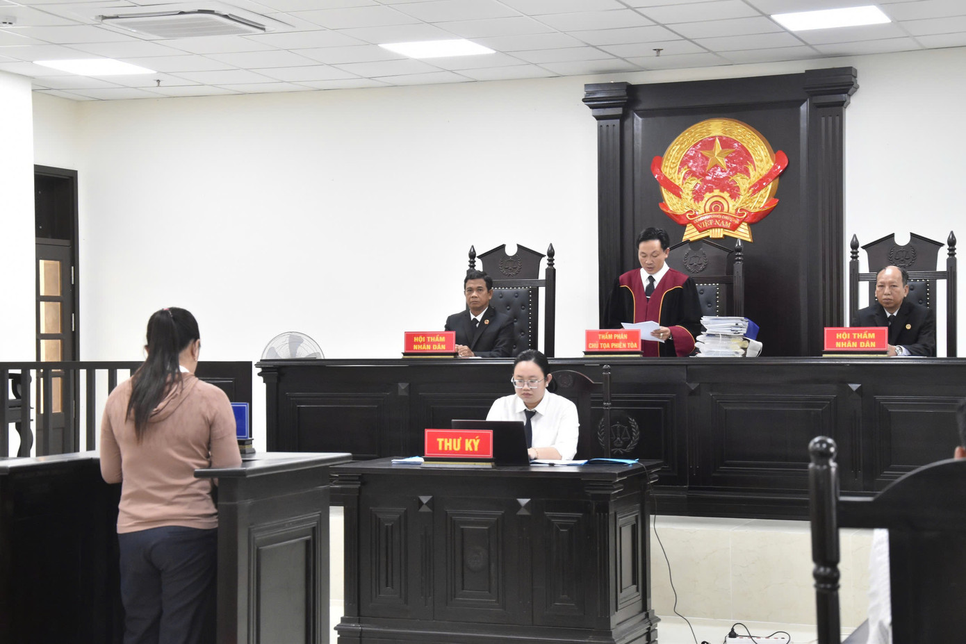 Nhi tại phiên toà. Nhi tại phiên toà.