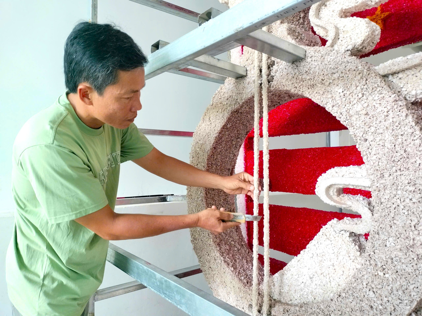 Theo anh Ân, có khoảng 500kg muối các loại (gồm muối trắng, muối đen và muối ngà ngà) được dùng để đính lên chiếc đàn kìm.