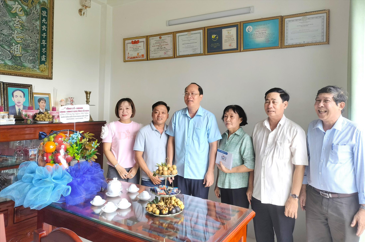 Bí thư Tỉnh ủy Cà Mau - Nguyễn Hồ Hải (thứ 3 từ trái sang) chụp ảnh lưu niệm cùng gia đình liệt sĩ, nhà báo Trần Ngọc Hy dịp kỷ niệm 100 năm Báo chí cách mạng Việt Nam. Bí thư Tỉnh ủy Cà Mau - Nguyễn Hồ Hải (thứ 3 từ trái sang) chụp ảnh lưu niệm cùng gia đình liệt sĩ, nhà báo Trần Ngọc Hy dịp kỷ niệm 100 năm Báo chí cách mạng Việt Nam.