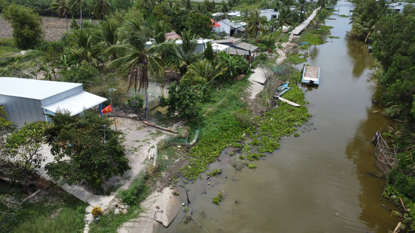 Hiện, mực nước trên các tuyến sông ở huyện Trần Văn Thời còn thuận tiện cho phương tiện vào sửa chữa đường, tới mùa mưa (cuối tháng 5, đầu tháng 6), nước lên cao càng khó cho việc sửa đường sạt lở.