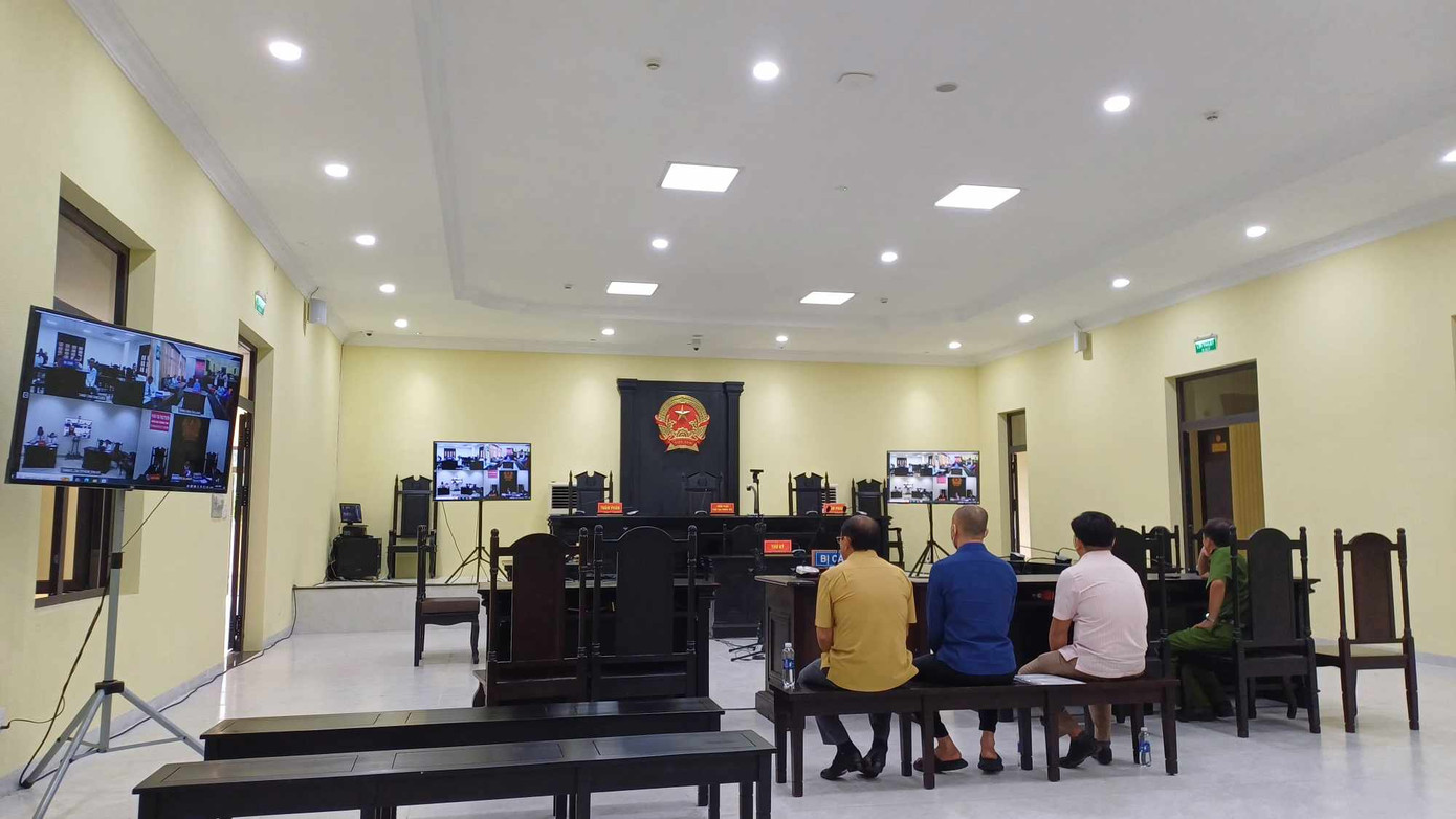 Các bị cáo tại phiên toà phúc thẩm.