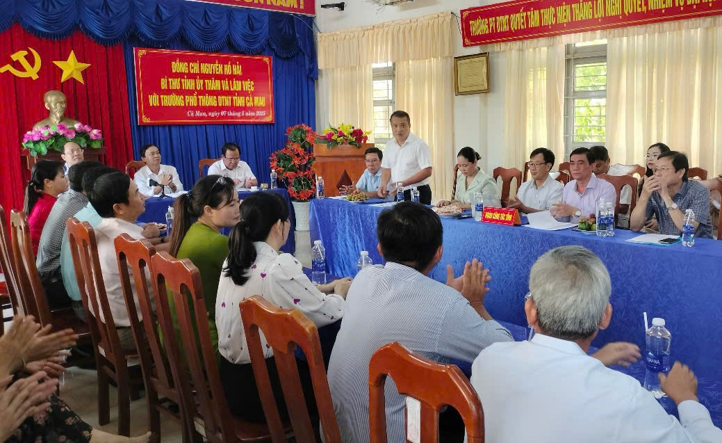 Bí thư Tỉnh uỷ Cà Mau làm việc với trường nội trú tỉnh.