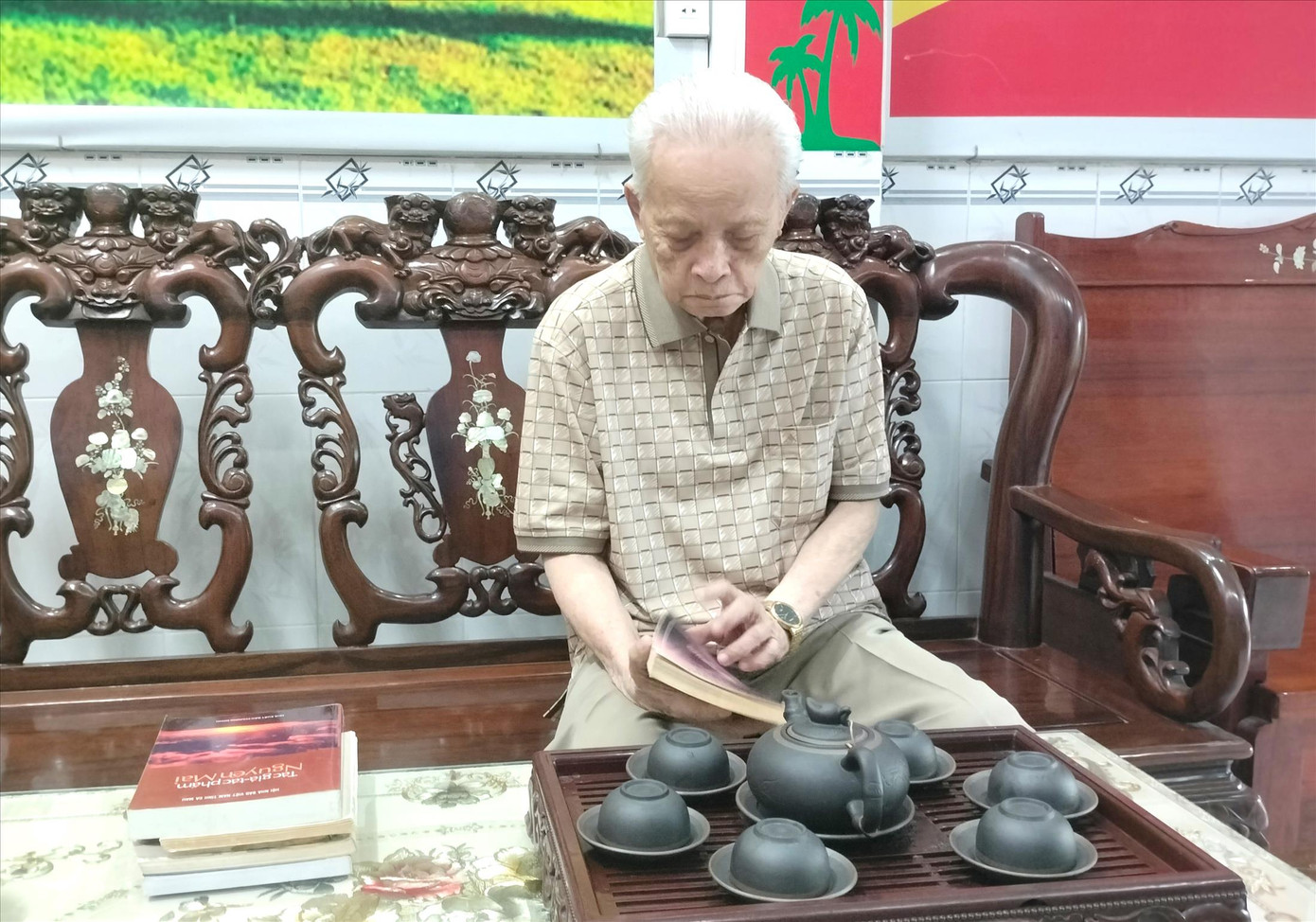 Nhà báo Phạm Văn Tri vẫn giữ thói quen đọc sách, báo hằng ngày. Nhà báo Phạm Văn Tri vẫn giữ thói quen đọc sách, báo hằng ngày.