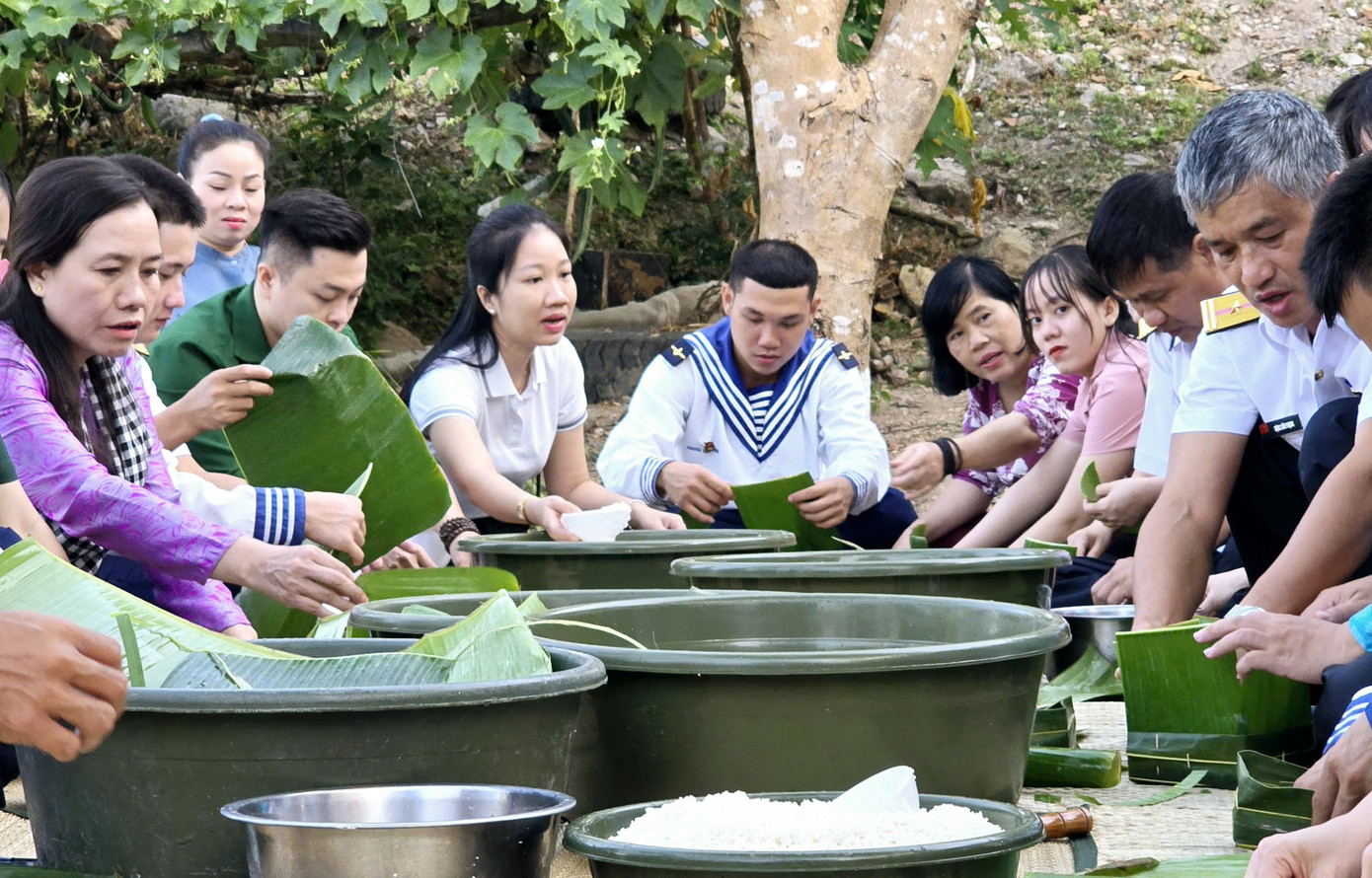 Năm nay, hoạt động gói bánh đông vui hơn bởi sự tham gia của các thành viên đoàn công tác từ đất liền. Năm nay, hoạt động gói bánh đông vui hơn bởi sự tham gia của các thành viên đoàn công tác từ đất liền.