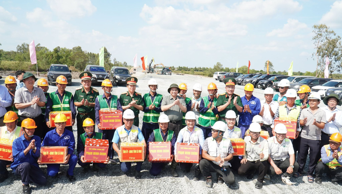 Thủ tướng Phạm Minh Chính tặng quà động viên công nhân thực hiện cao tốc.
