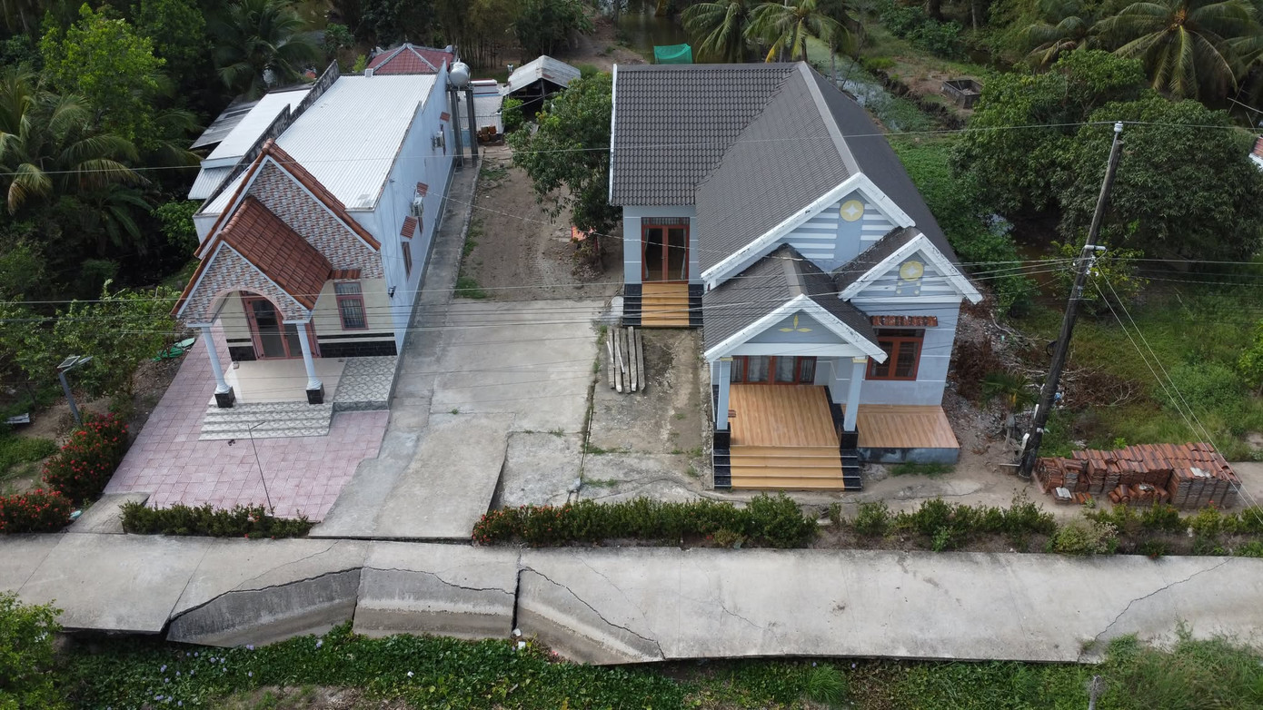 Ông Bùi Vũ Linh (ngụ ấp Bình Minh 2, xã Trần Hợi) cho biết, tuyến kênh Quảng Hảo mới được địa phương đầu tư tuyến đường giao thông nông thôn rộng hơn 3m, tạo điều kiện cho người dân đi lại, sinh sống. Tuy nhiên, niềm vui chưa tròn năm thì sạt lở, sụt lún làm hư hỏng (đầu năm 2024). Hơn một năm nay, người dân ở đây sống trong cảnh giao thông bị chia cắt, lưu thông hàng hóa, con em đi học khó khăn.