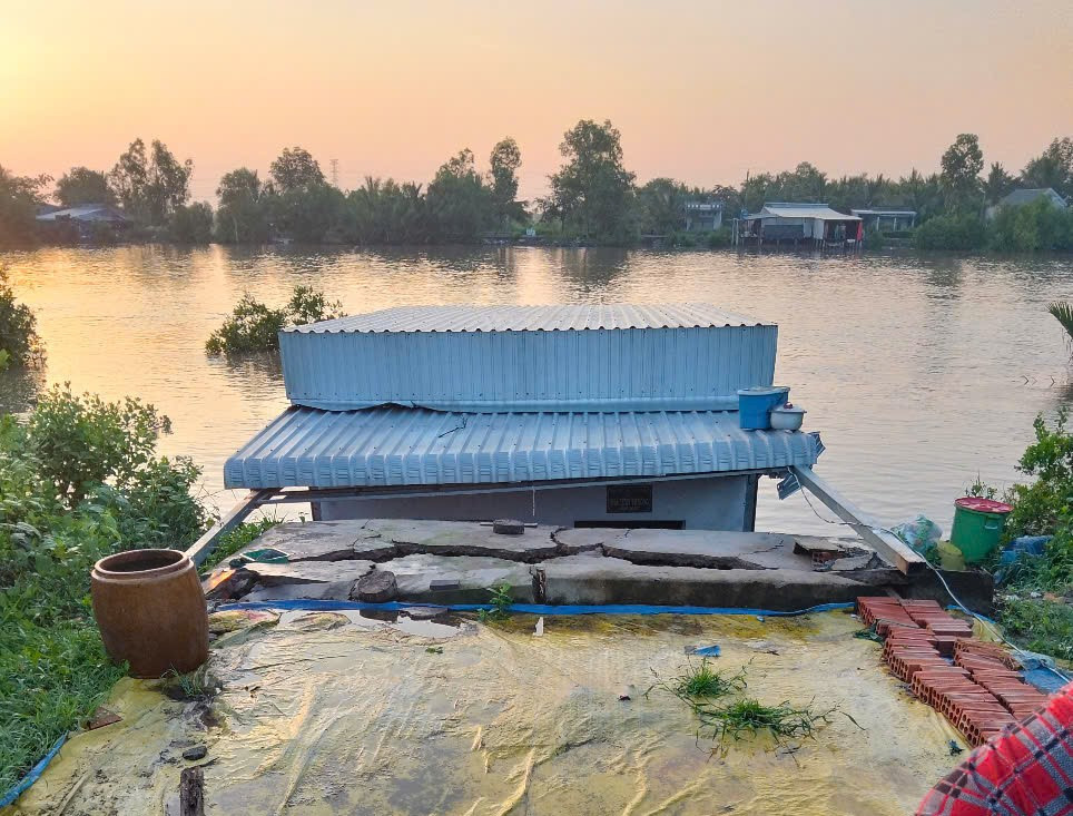 Căn nhà của bà Nguyễn Thị Bích sụp hoàn toàn xuống sông.