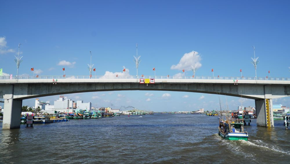 Dự án xây dựng cầu sông Ông Đốc, đường trục Đông - Tây và cầu Gành Hào nối Bạc Liêu - Cà Mau hoàn thành giúp người dân đi lại, lưu thông hàng hóa thuận tiện, không còn cảnh lụy đò. Qua đó góp phần thúc đẩy phát triển đời sống cho người dân miền biển.