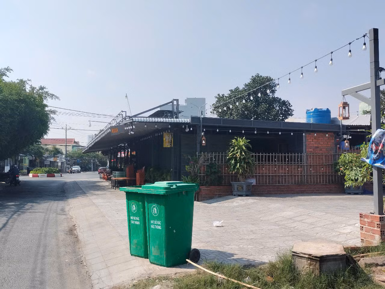 Quán nhậu Leng Keng góc đường Trần Huỳnh- Lộc Ninh, phường 1, TP. Bạc Liêu cũng vi phạm xây dựng.