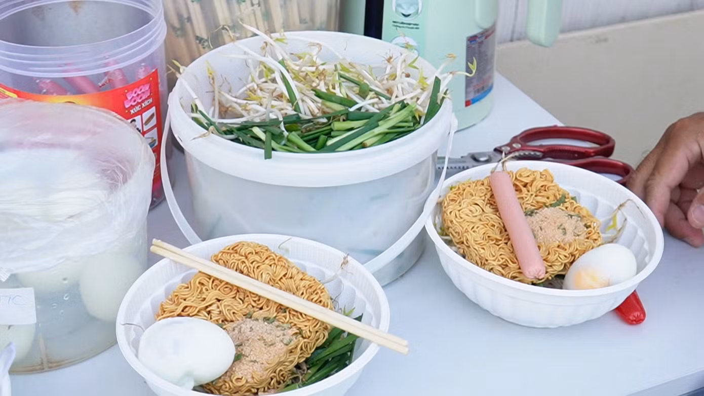 Tô mì có đầy đủ rau, trứng, xúc xích nhưng chỉ 1.000 đồng hoặc miễn phí.