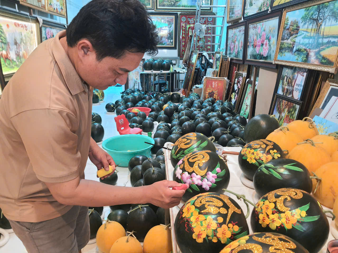 Anh Luẫn mất từ 20 - 30 phút để cho ra những sản phẩm trưng bày Tết.