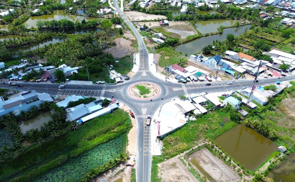 Đi theo tuyến đường bờ Nam Sông Đốc dài khoảng 23km, sẽ đến dự án thành phần 2 là tuyến trục Đông - Tây. Đường này giao cắt với quốc lộ 11, thuộc địa bàn xã Hưng Mỹ, huyện Cái Nước (Cà Mau). Đây là tuyến đường giao thông chiến lược kết nối hai cửa biển của Cà Mau và Bạc Liêu.