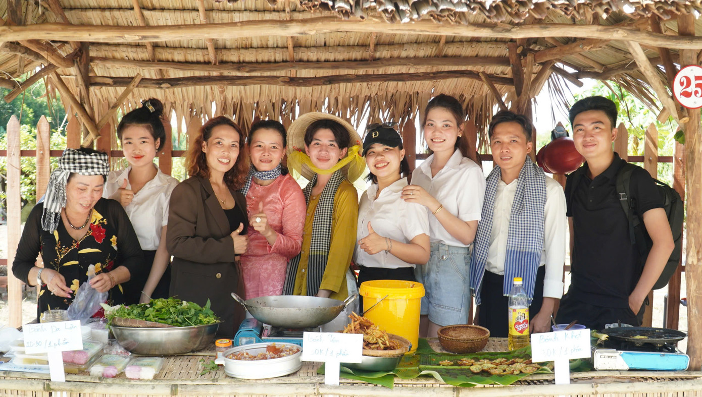 Ngoài đặc sản về ẩm thực, tại ngày hội còn trưng bày các sản phẩm đặc trưng, sản phẩm OCOP của huyện U Minh.