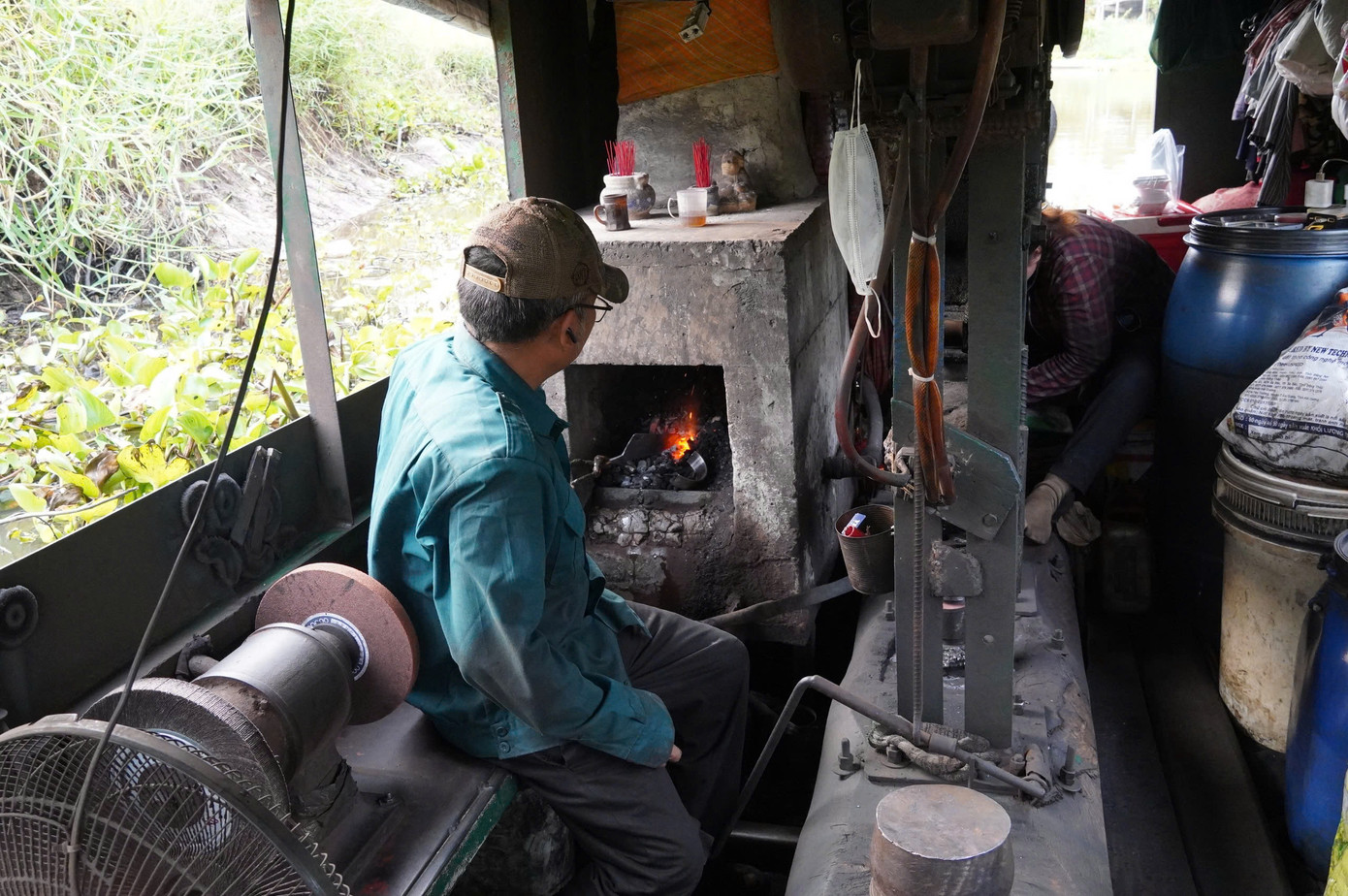 Lò rèn di động của vợ chồng ông Nhân trên chiếc ghe nhỏ, cũ kỹ, nhưng không thiếu những trang thiết bị phục vụ công việc rèn, như: Lò nung, máy đập, búa, máy khoan, mài… hằng ngày ghe len lỏi khắp nơi trên các sông, kênh rạch ở Cà Mau hành nghề. Lò rèn di động của vợ chồng ông Nhân trên chiếc ghe nhỏ, cũ kỹ, nhưng không thiếu những trang thiết bị phục vụ công việc rèn, như: Lò nung, máy đập, búa, máy khoan, mài… hằng ngày ghe len lỏi khắp nơi trên các sông, kênh rạch ở Cà Mau hành nghề.