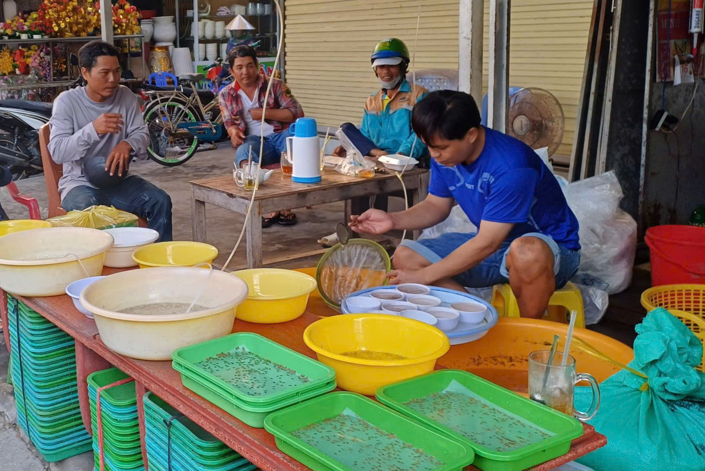 Gia đình ông Nguyễn Văn Hiền (45 tuổi, ngụ thị trấn Cái Nước, huyện Cái Nước, tỉnh Cà Mau) đã có hơn 10 năm gắn bó với nghề bán cua, tôm giống cho người dân nuôi trồng thủy sản trên địa bàn.