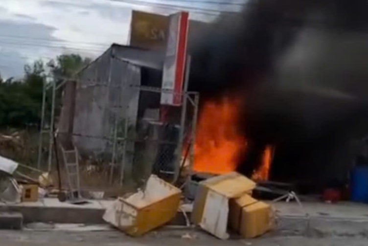 Hiện trường vụ cháy kho chứa bia và nước ngọt. Hiện trường vụ cháy kho chứa bia và nước ngọt.