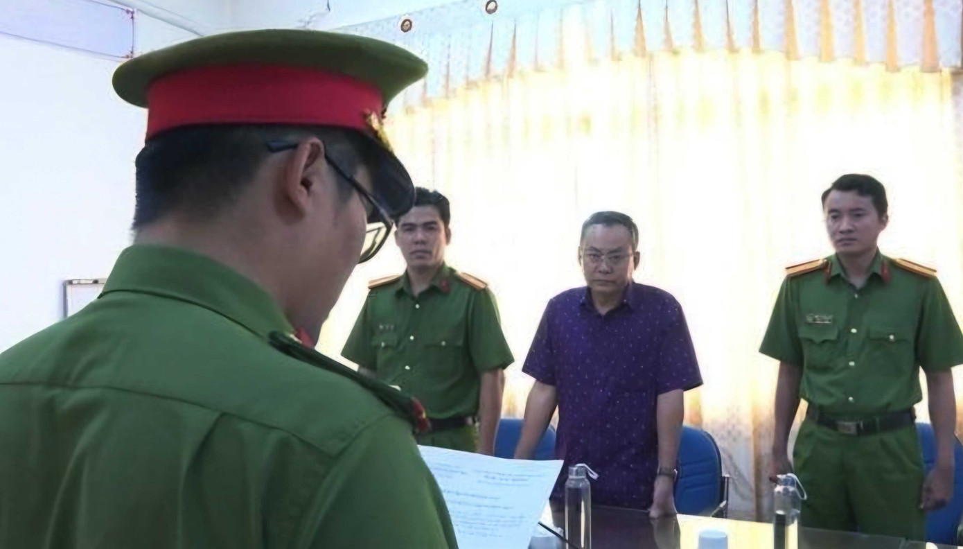 Cơ quan CSĐT Công an tỉnh Bạc Liêu tống đạt quyết định tố tụng đối với Huỳnh Thanh Phong. Cơ quan CSĐT Công an tỉnh Bạc Liêu tống đạt quyết định tố tụng đối với Huỳnh Thanh Phong.