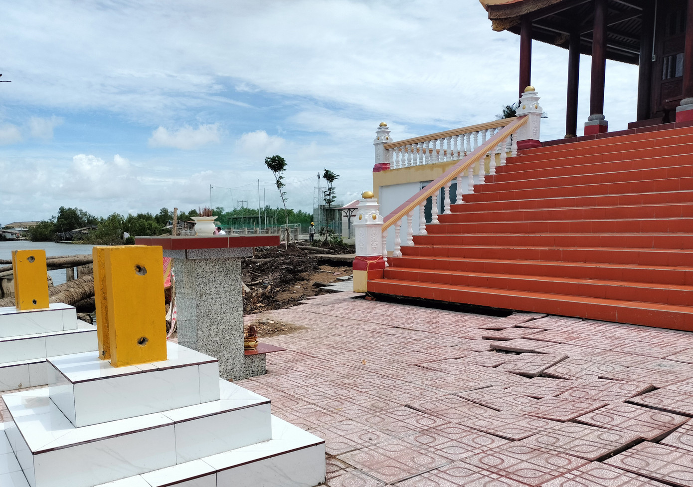 Khu vực sạt lở tiến sát vào phần nền móng khu Chánh điện của miếu bà, uy hiếp tới an toàn của tòa miếu.