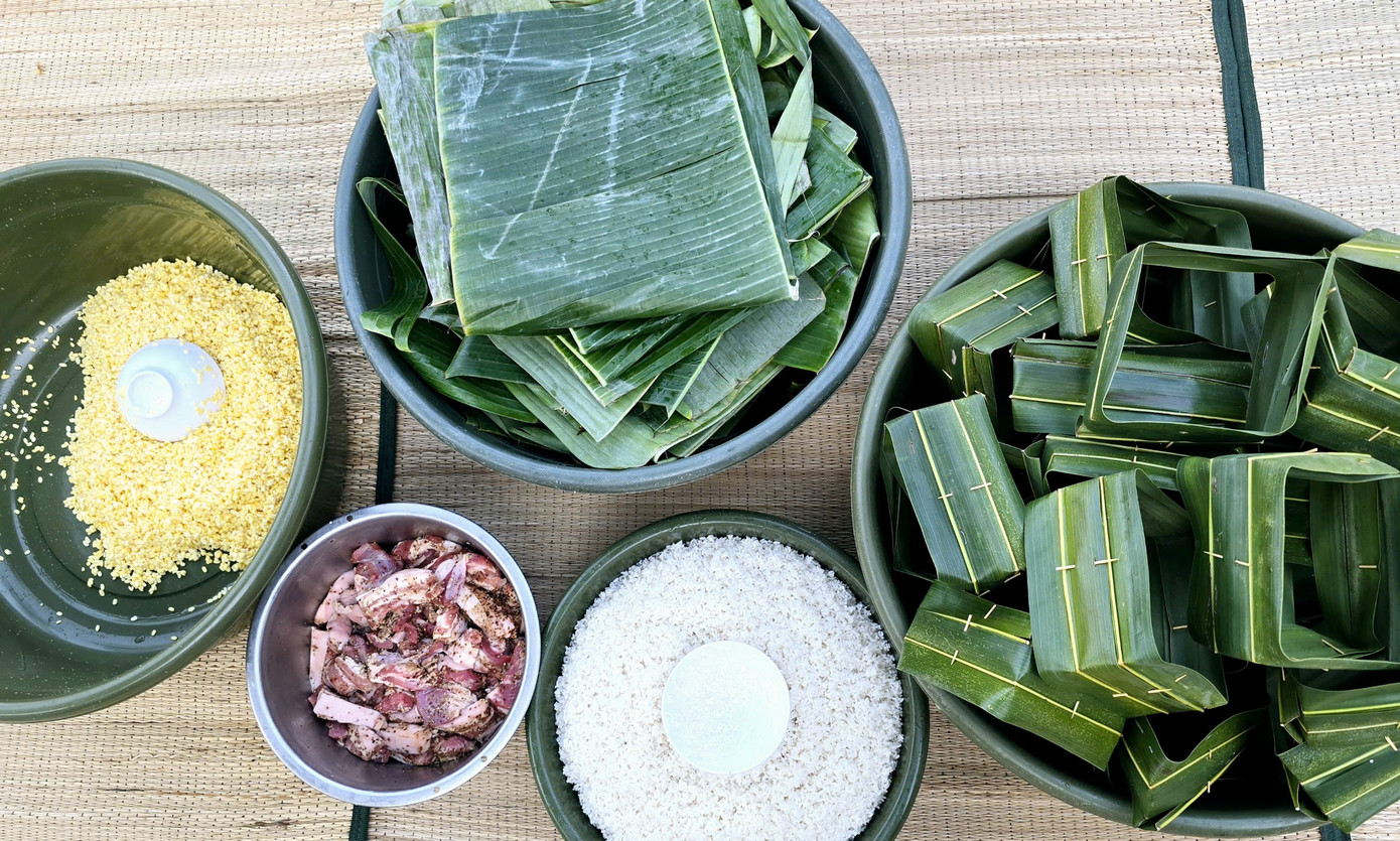 Nguyên liệu chuẩn bị gói bánh là gạo nếp, đỗ xanh, thịt. Bánh chưng được gói bằng lá chuối thay vì lá dong như trong đất liền. Nguyên liệu chuẩn bị gói bánh là gạo nếp, đỗ xanh, thịt. Bánh chưng được gói bằng lá chuối thay vì lá dong như trong đất liền.