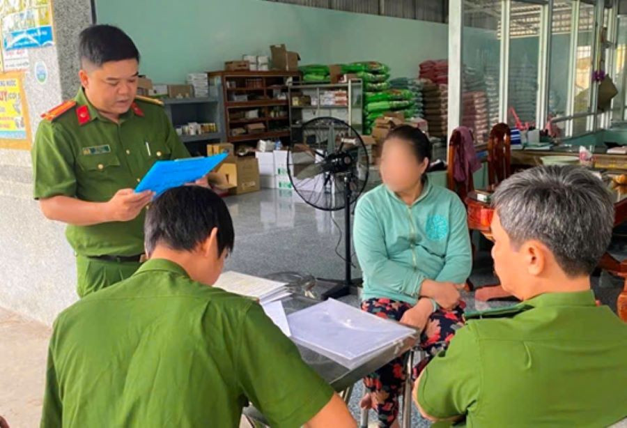 Đoàn kiểm tra đang làm việc với cơ sở. Ảnh: Công an Cà Mau. Đoàn kiểm tra đang làm việc với cơ sở. Ảnh: Công an Cà Mau.