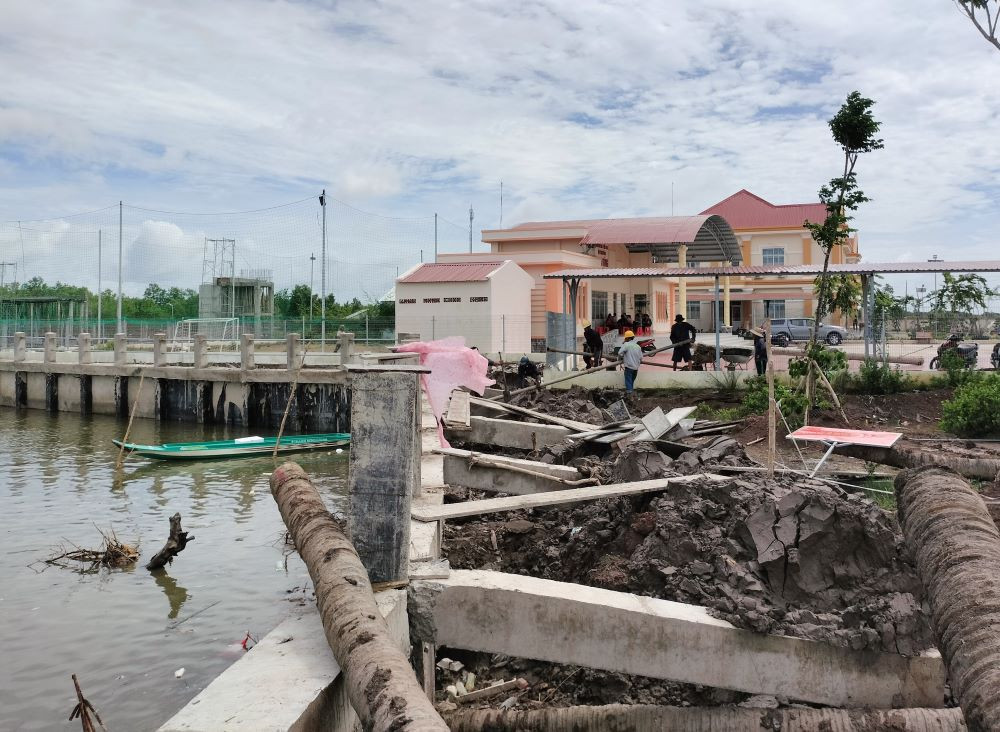UBND xã Thanh Tùng (huyện Đầm Dơi, Cà Mau) đầu tư công trình xây dựng bờ kè chống sạt lở khu vực Trung tâm văn hoá và miếu bà Thuỷ Long chiều dài 90 m, tổng mức đầu tư hơn 1,1 tỷ đồng. Bờ kè này đã được nghiệm thu sơ bộ và đang chuẩn bị nghiệm thu chính thức đưa vào sử dụng. Tuy nhiên, chỉ sau vài tháng hoàn thành, hơn 30 m đoạn kè mới này đã bị sạt lở.