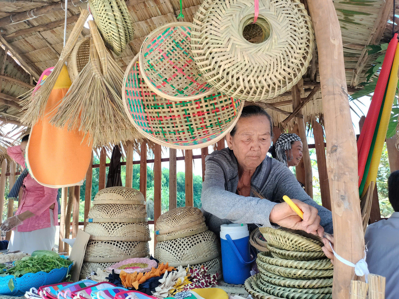 Ngoài ra, huyện U Minh còn có làng nghề đan lát truyền thống. Địa phương đang xây dựng tuyến du lịch kết hợp rừng ngập mặn - biển đã được quy hoạch.