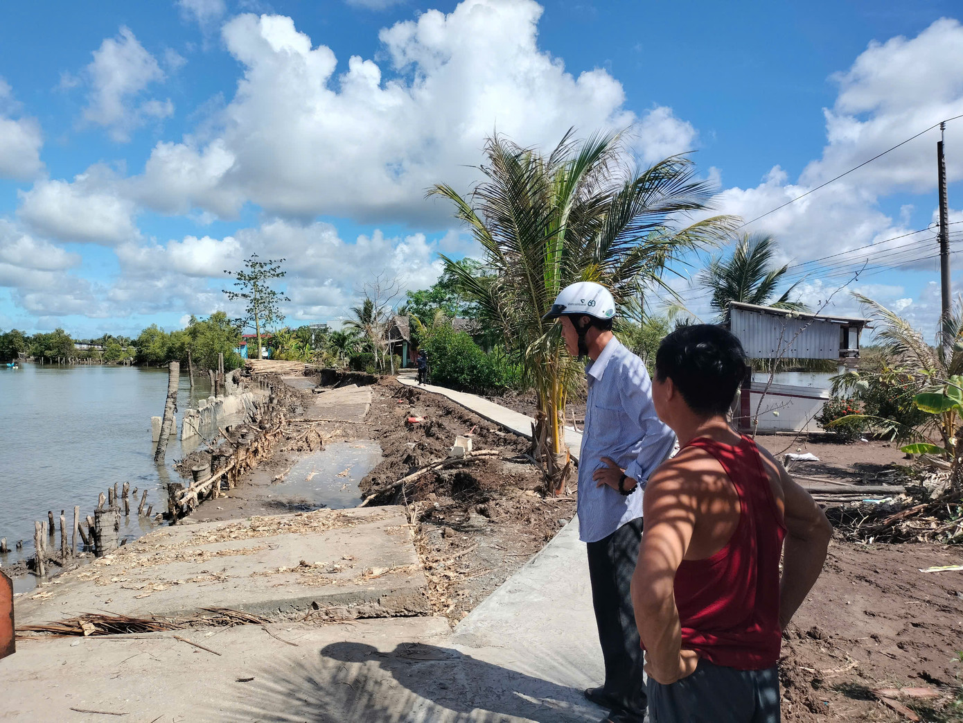 Sạt lở làm chia cắt giao thông, gây nhiều khó khăn trong việc đi lại của người dân.
