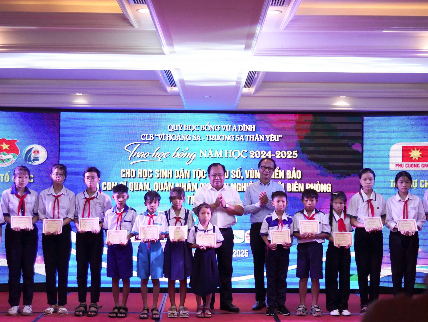 230 suất học bổng được trao cho học sinh khó khăn tại Cà Mau. 230 suất học bổng được trao cho học sinh khó khăn tại Cà Mau.