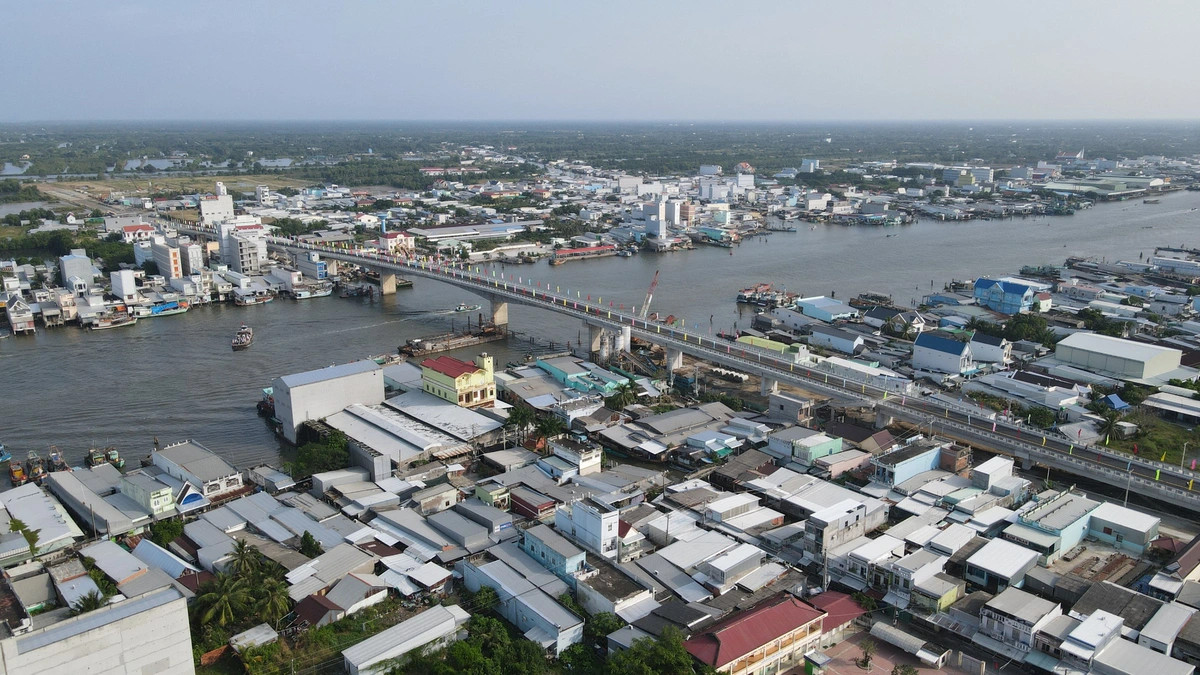 Cầu Sông Đốc - nơi phát hiện chiếc xe đạp điện cháu B. bỏ lại trên cầu.