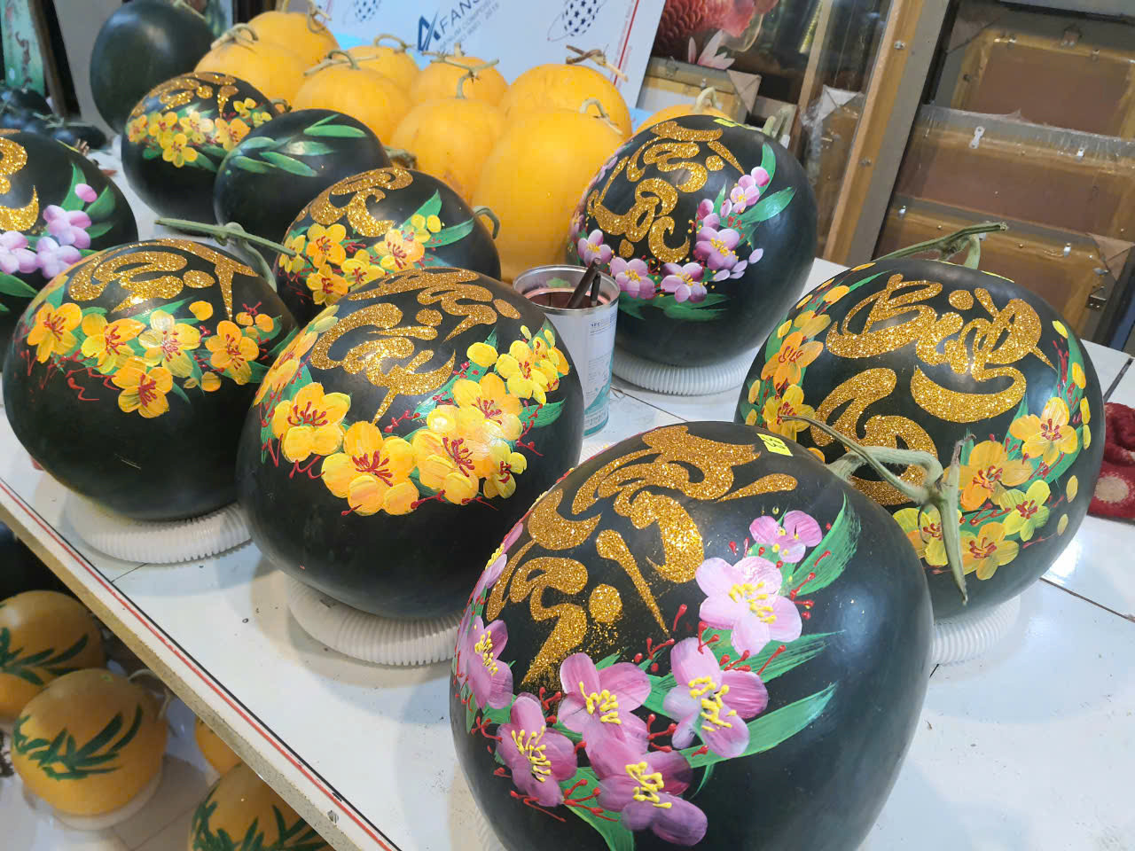 Nhờ đôi tay khéo léo, anh Luẫn khiến người xem mãn nhãn với những chữ thư pháp trên vỏ quả dưa rất độc đáo, bắt mắt.