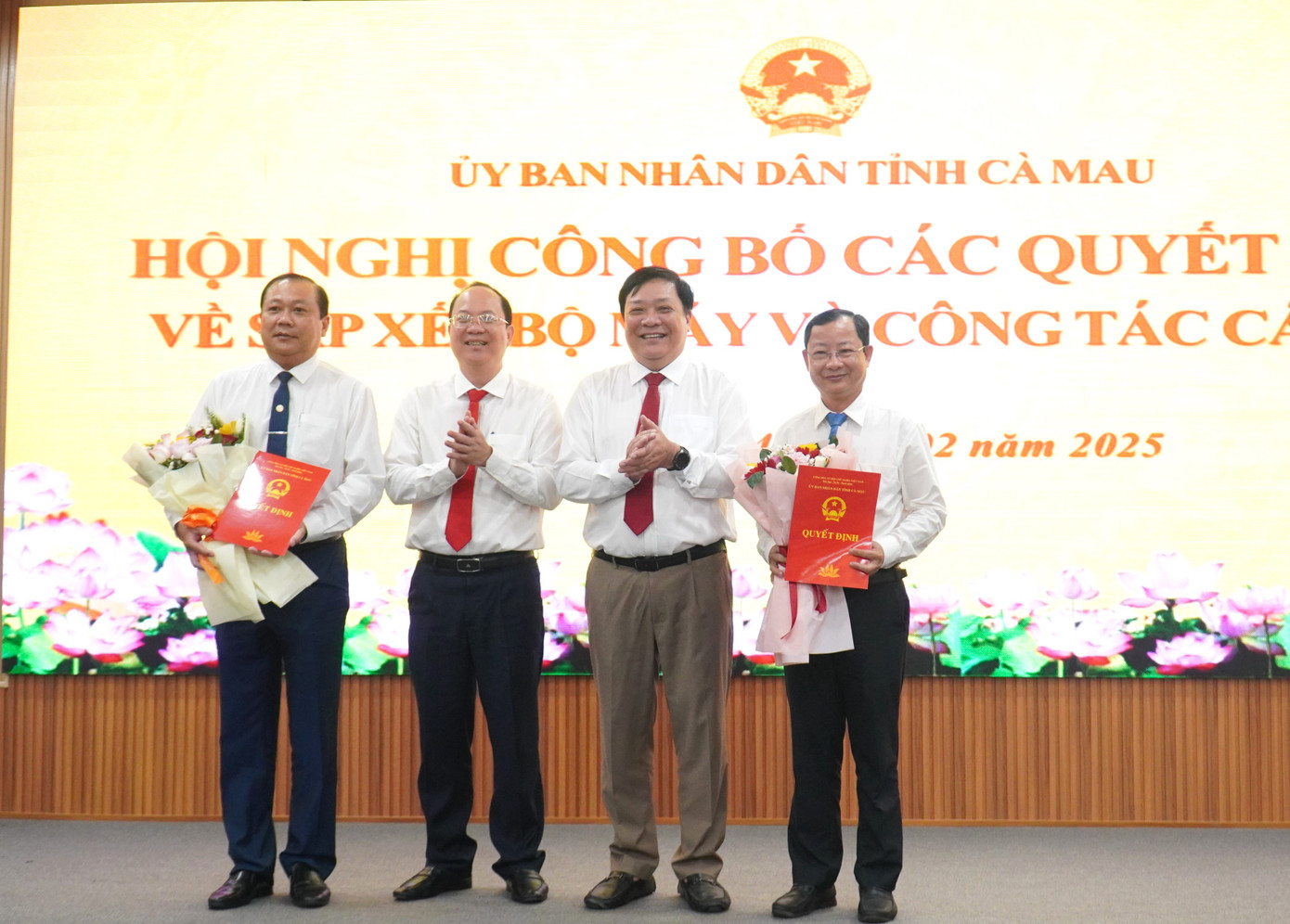 Lãnh đạo UBND tỉnh Cà Mau trao quyết định bổ nhiệm cho ông Nguyễn Quốc Thanh (bên phải) và ông Nguyễn Văn Đen (bên trái) giữ chức Giám đốc và Phó Giám đốc Sở Văn hoá, Thể thao và Du lịch tỉnh Cà Mau. Lãnh đạo UBND tỉnh Cà Mau trao quyết định bổ nhiệm cho ông Nguyễn Quốc Thanh (bên phải) và ông Nguyễn Văn Đen (bên trái) giữ chức Giám đốc và Phó Giám đốc Sở Văn hoá, Thể thao và Du lịch tỉnh Cà Mau.