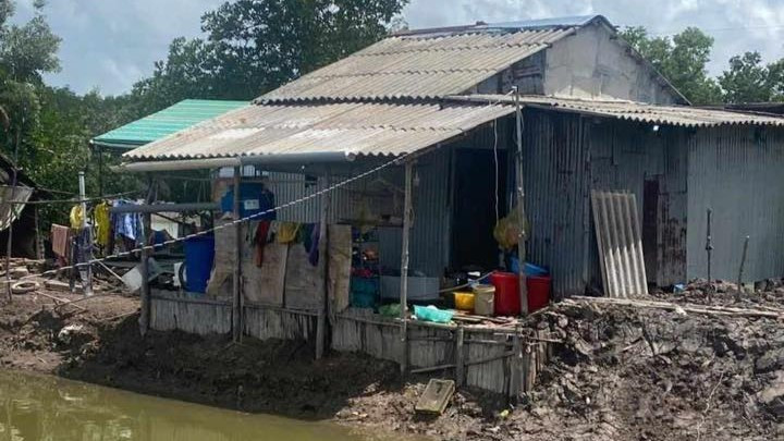 Vợ chồng ông H thuộc diện hộ nghèo của địa phương. Vợ chồng ông H thuộc diện hộ nghèo của địa phương.