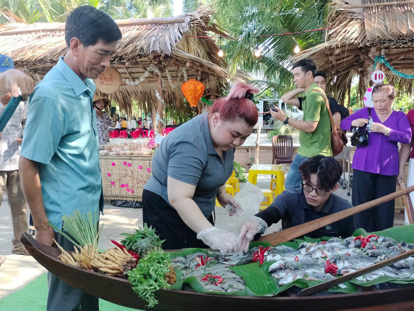 “Nước nấu lẩu mắm khoảng 500 lít phục vụ cho khoảng 300 người. Nguyên liệu sử dụng cho món lẩu mắm gồm mắm cá đồng, tôm, cá lóc, lươn, thịt ba rọi … và có hơn 200 trái dừa tươi lấy nước nấu lẩu”, ông Hon chia sẻ.