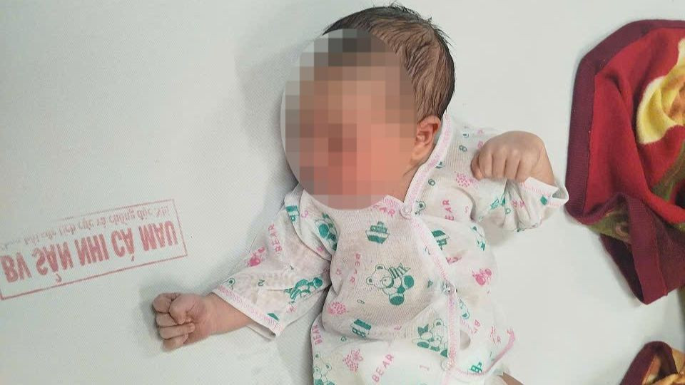 Đứa trẻ được người dân phát hiện trước nhà mình. Đứa trẻ được người dân phát hiện trước nhà mình.