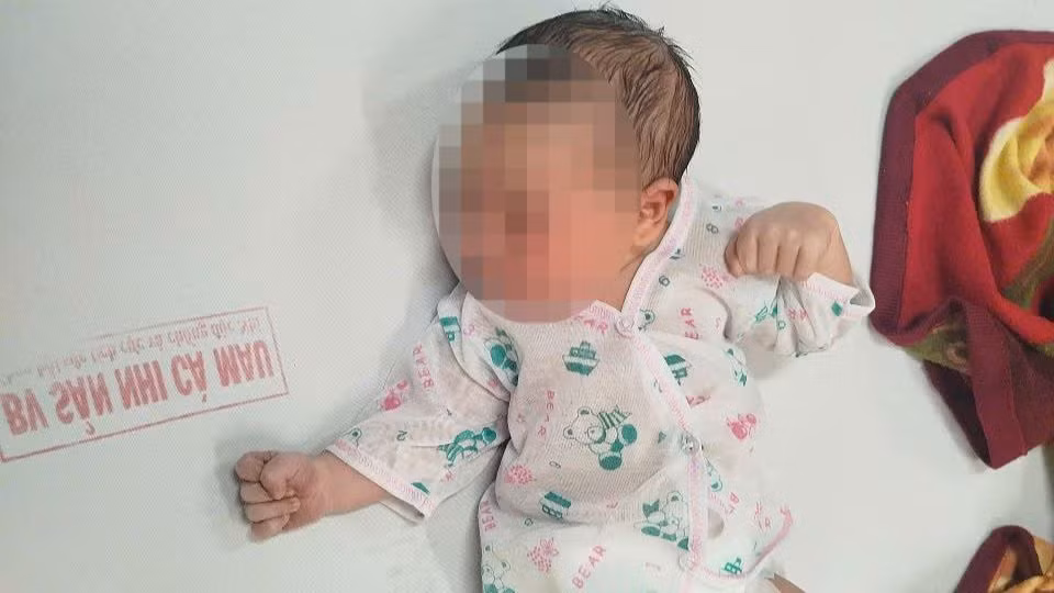 Đứa trẻ được người dân phát hiện trước nhà mình.