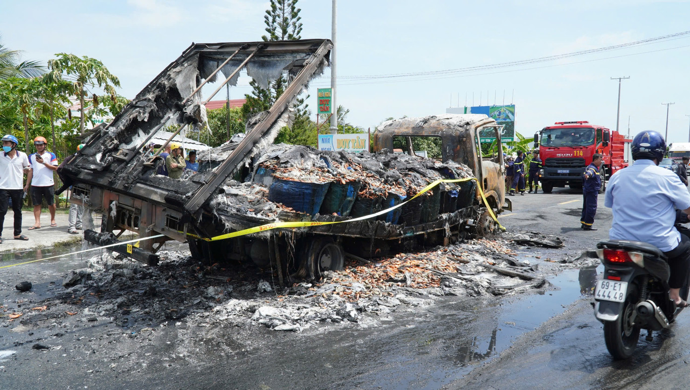Xe tải chở tôm cháy trơ khung sau va chạm. Xe tải chở tôm cháy trơ khung sau va chạm.