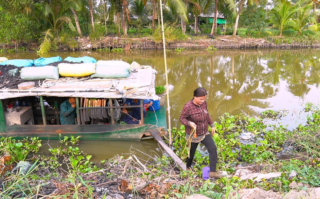 Lò rèn của ông Nguyễn Thanh Nhân đi một vòng khoảng 1 - 2 tháng mới trở về chỗ cũ, mỗi năm vợ chồng ông đi rong ruổi khoảng 4 lần. Vì thế, bà con ai cũng tranh thủ đem kéo, búa, dao... ra mài, rèn một lượt. Lò rèn của ông Nguyễn Thanh Nhân đi một vòng khoảng 1 - 2 tháng mới trở về chỗ cũ, mỗi năm vợ chồng ông đi rong ruổi khoảng 4 lần. Vì thế, bà con ai cũng tranh thủ đem kéo, búa, dao... ra mài, rèn một lượt.