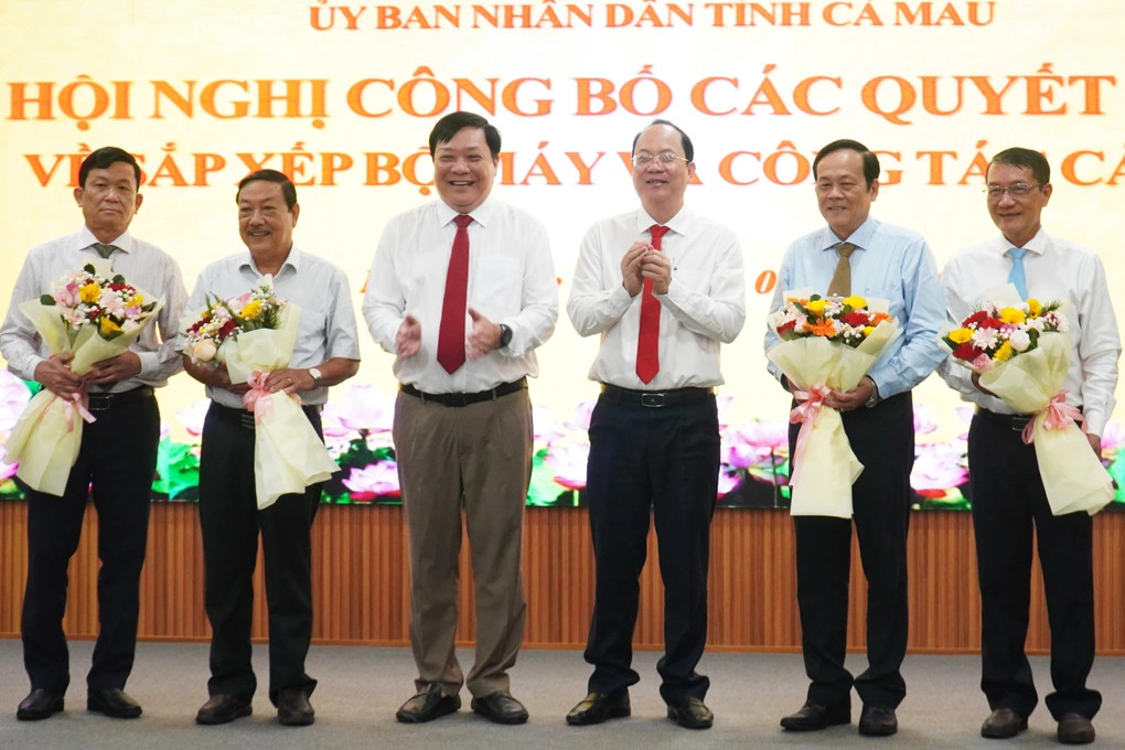 Lãnh đạo Tỉnh ủy và UBND tỉnh Cà Mau tặng hoa các cán bộ nghỉ hưu trước tuổi để tạo điều kiện cho sắp xếp bộ máy.