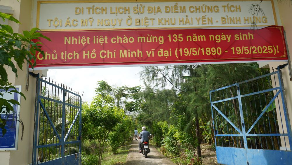 Di tích lịch sử quốc gia Biệt khu Hải Yến - Bình Hưng ở xã Tân Hải (huyện Phú Tân, Cà Mau) là một trong 12 di tích lịch sử quốc gia nơi cực nam Tổ quốc.