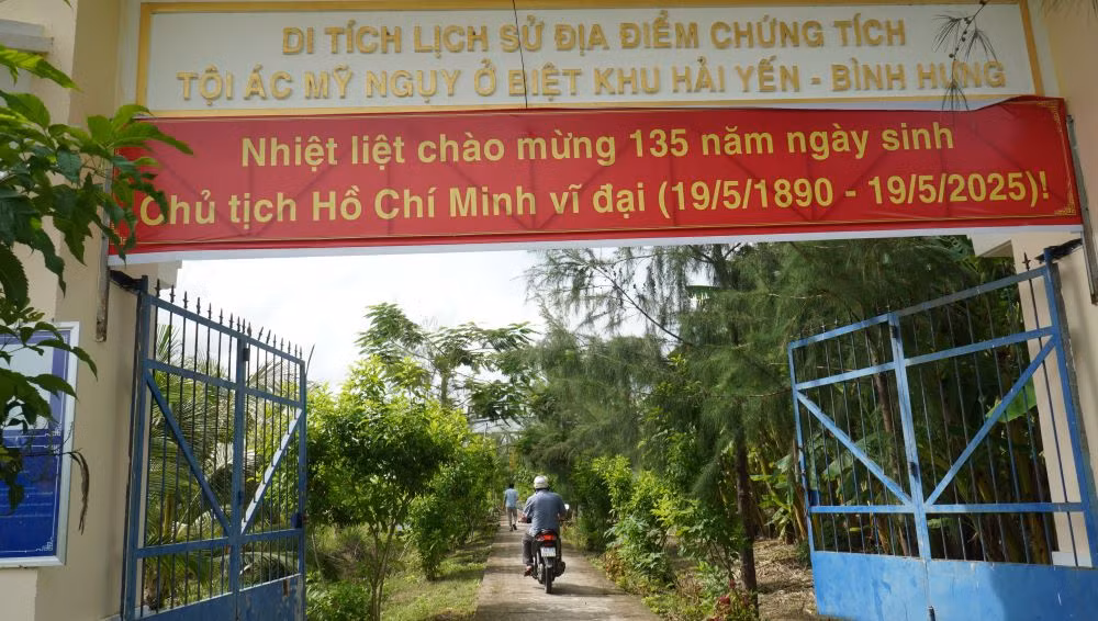 Di tích lịch sử quốc gia Biệt khu Hải Yến - Bình Hưng ở xã Tân Hải (huyện Phú Tân, Cà Mau) là một trong 12 di tích lịch sử quốc gia nơi cực nam Tổ quốc.