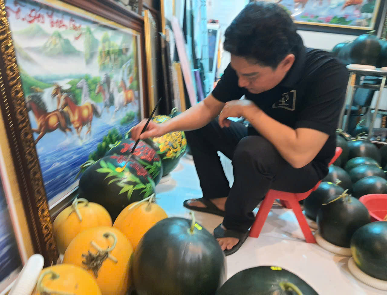 Anh Trần Quốc Luẫn chia sẻ: “Năm nay, tôi chuẩn bị hơn 700 trái dưa, trung bình 1 trái từ 9 – 10 kg. Dù giá dưa lấy vào có phần cao hơn nhưng tôi vẫn giữ nguyên giá bán như năm trước đây”.