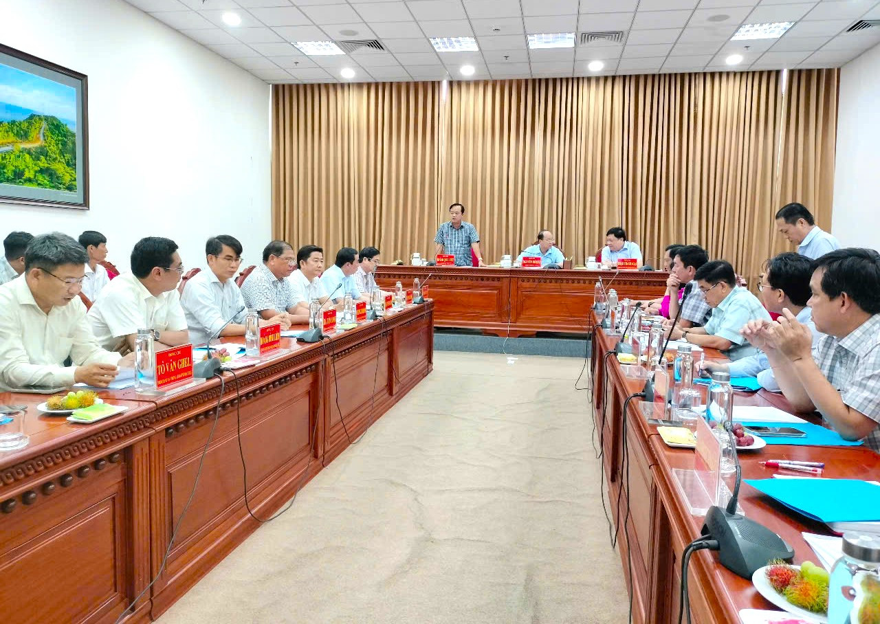 Quang cảnh cuộc họp phương án bố trí nơi làm việc và nơi ở cho cán bộ, công chức từ Bạc Liêu xuống Cà Mau công tác.