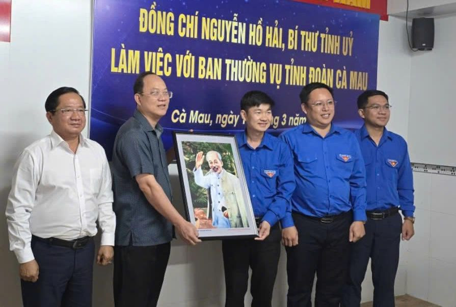 Bí thư Tỉnh ủy Cà Mau trao tặng ảnh Bác Hồ cho Ban Thường vụ Tỉnh Đoàn. Bí thư Tỉnh ủy Cà Mau trao tặng ảnh Bác Hồ cho Ban Thường vụ Tỉnh Đoàn.